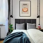 Beautiful For 6 Guests, Old Town Center