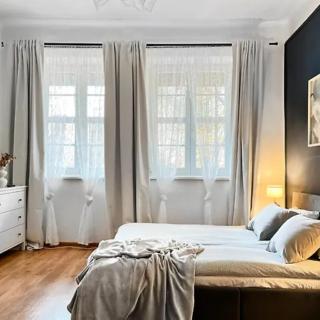 Beautiful For 6 Guests, Old Town Center Apartamento